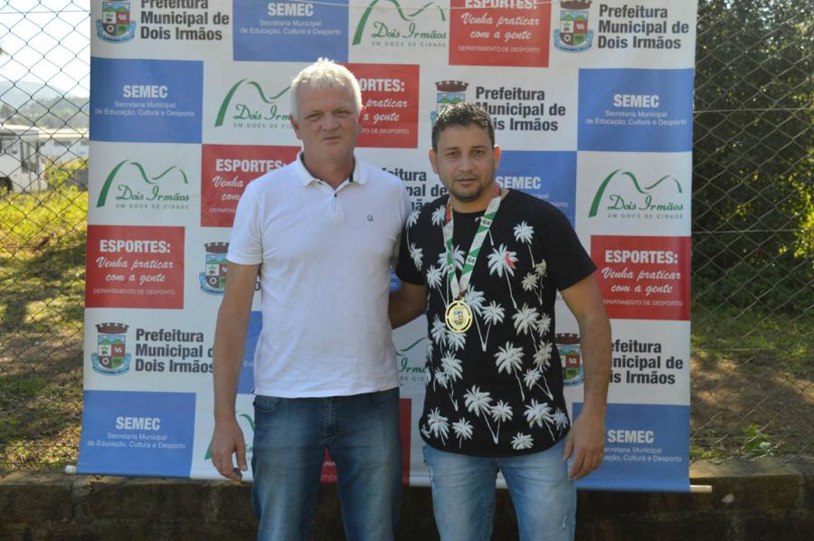 Goleador do campeonato com 7 gols, Marcelinho, do Santa Catarina, recebeu premiação de Sérgio