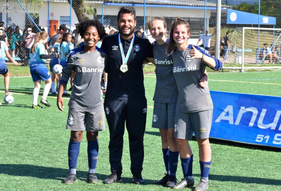 Goleiras Josiane e Isadora (à direita) 