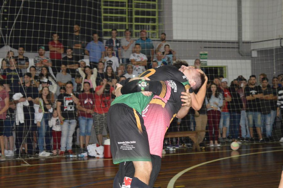 Goleiro Colorido sendo abraçado após a defesa que deu o título à equipe