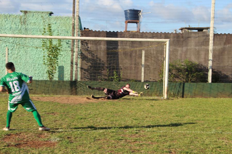 Goleiro do Balança Rede, Lucas foi o grande destaque da partida, defendendo dois pênaltis 