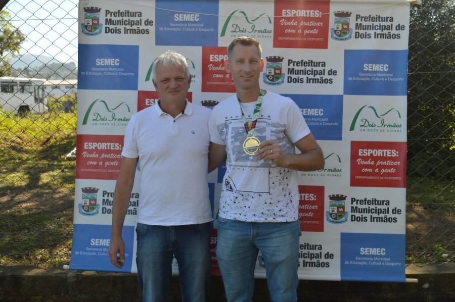 Goleiro Menos Vazado com 8 gols, Adilson, do Arcanjos, recebeu premiação de Sérgio