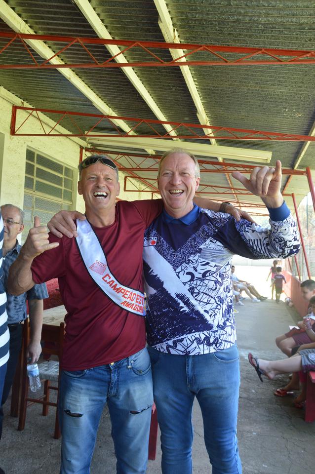 Goleiros Rudimar e Mazi, com a camisa da época e a faixa de campeão