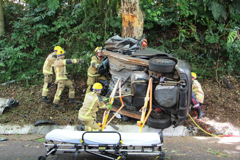 Equipes de socorro trabalharam durante mais de uma hora no resgate às vítimas, que estavam presas às ferragens