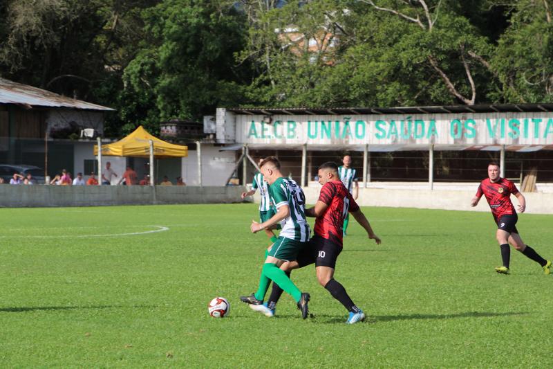 Três partidas abriram a competição no sábado