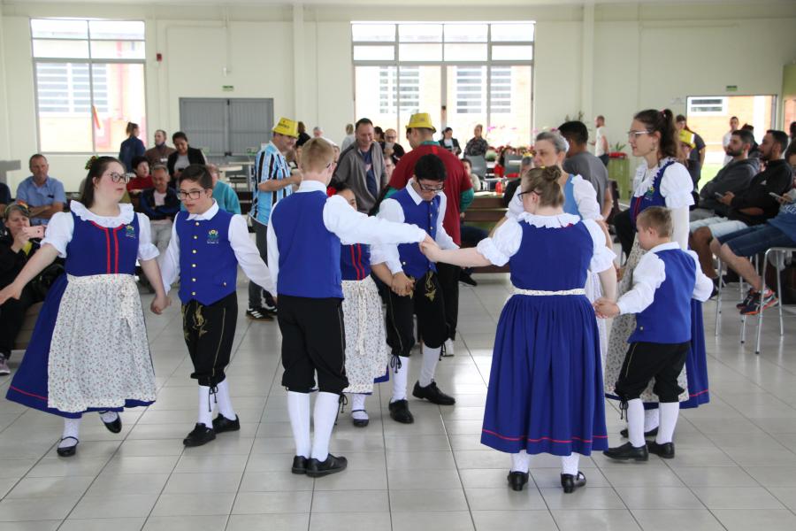 Grupo da APAE fez bela apresentação