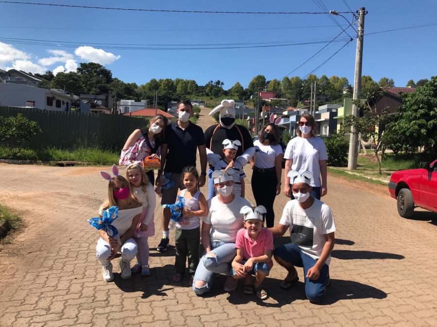 Grupo de voluntários que ajudou no sábado de manhã