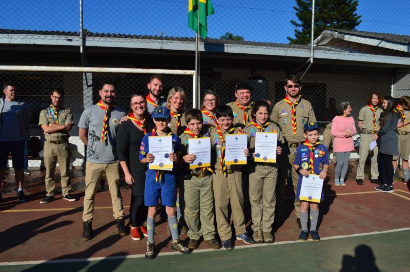 Cruzeiro do Sul: Roniê, Arthur, Murilo, Sophia e Victor com os chefes do grupo