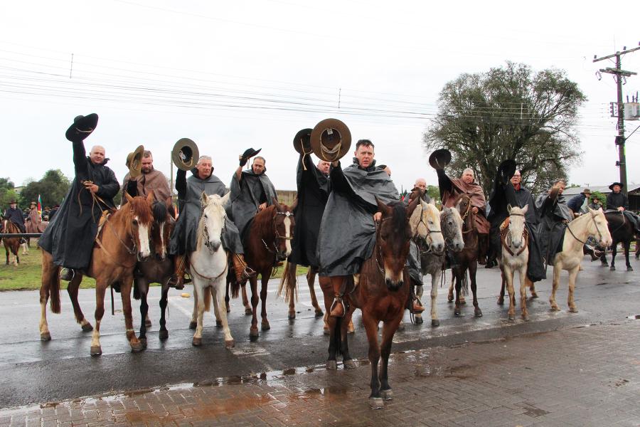 Guarda de Honra da 30ª RT trouxe a centelha da Chama Crioula de Cristal até Dois Irmãos, percorrendo 283 quilômetros a cavalo