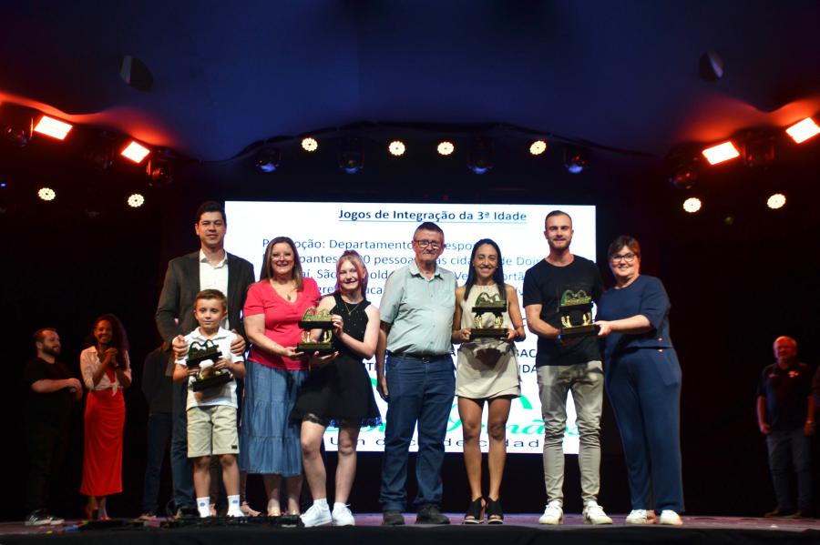 Guilherme de Lima Moser (à direita) recebeu troféus por duas rústicas