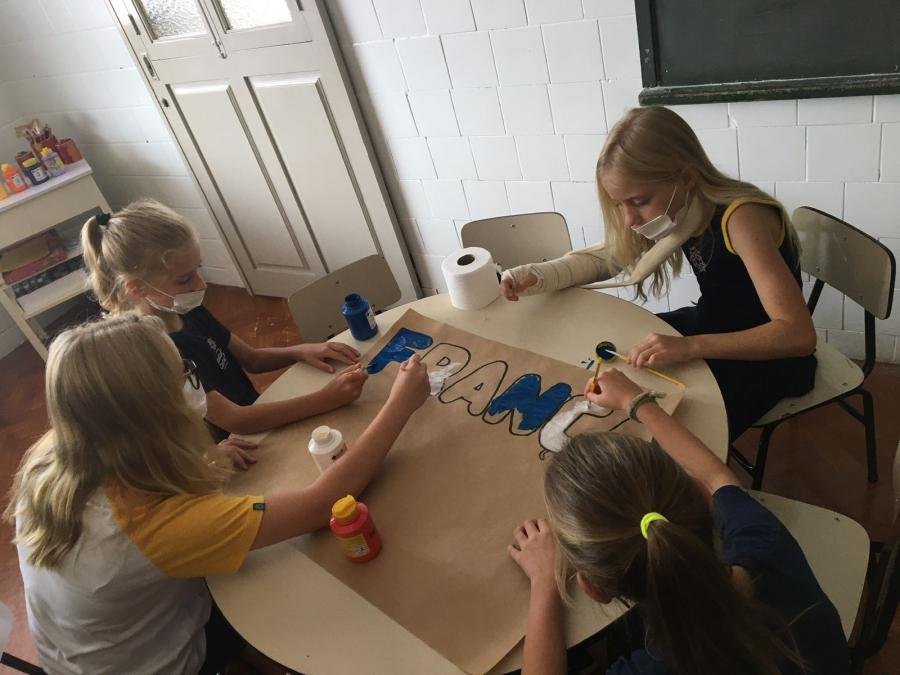 Helena, Natália, Júlia e Manuela criando um cartaz sobre a França