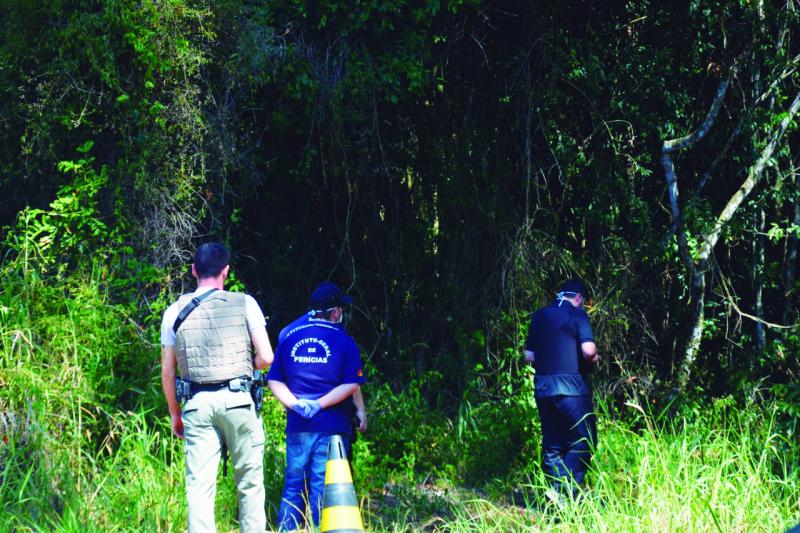 Corpo estava a poucos metros do asfalto