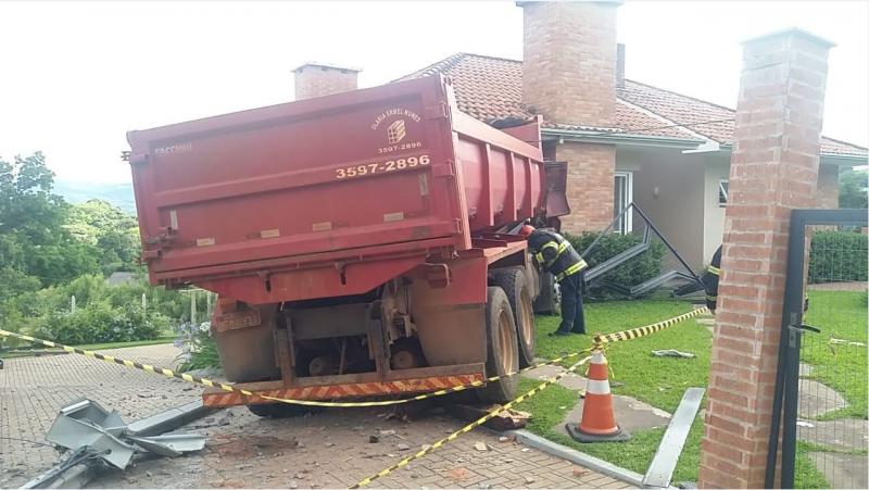 Veículo invadiu o pátio de uma residência