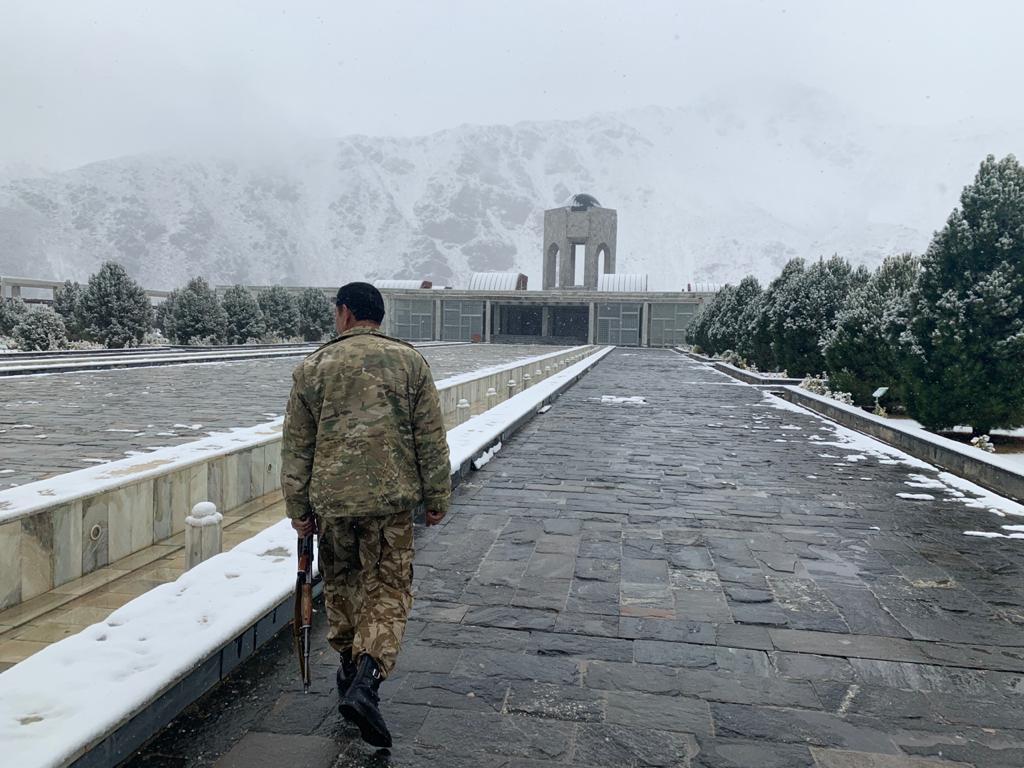 Homem que foi segurança da dois-irmonense durante a passagem pelo país afegão. Na foto, estão em Panjshir, Parvan