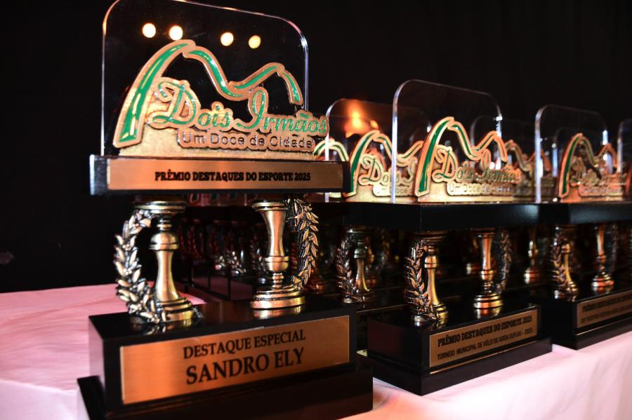 Homenageados receberam um belíssimo troféu