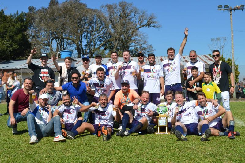 Jogadores comemoram o bicampeonato da competição