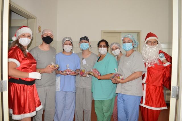 Voluntárias levaram doces e muita alegria aos colaboradores e pacientes