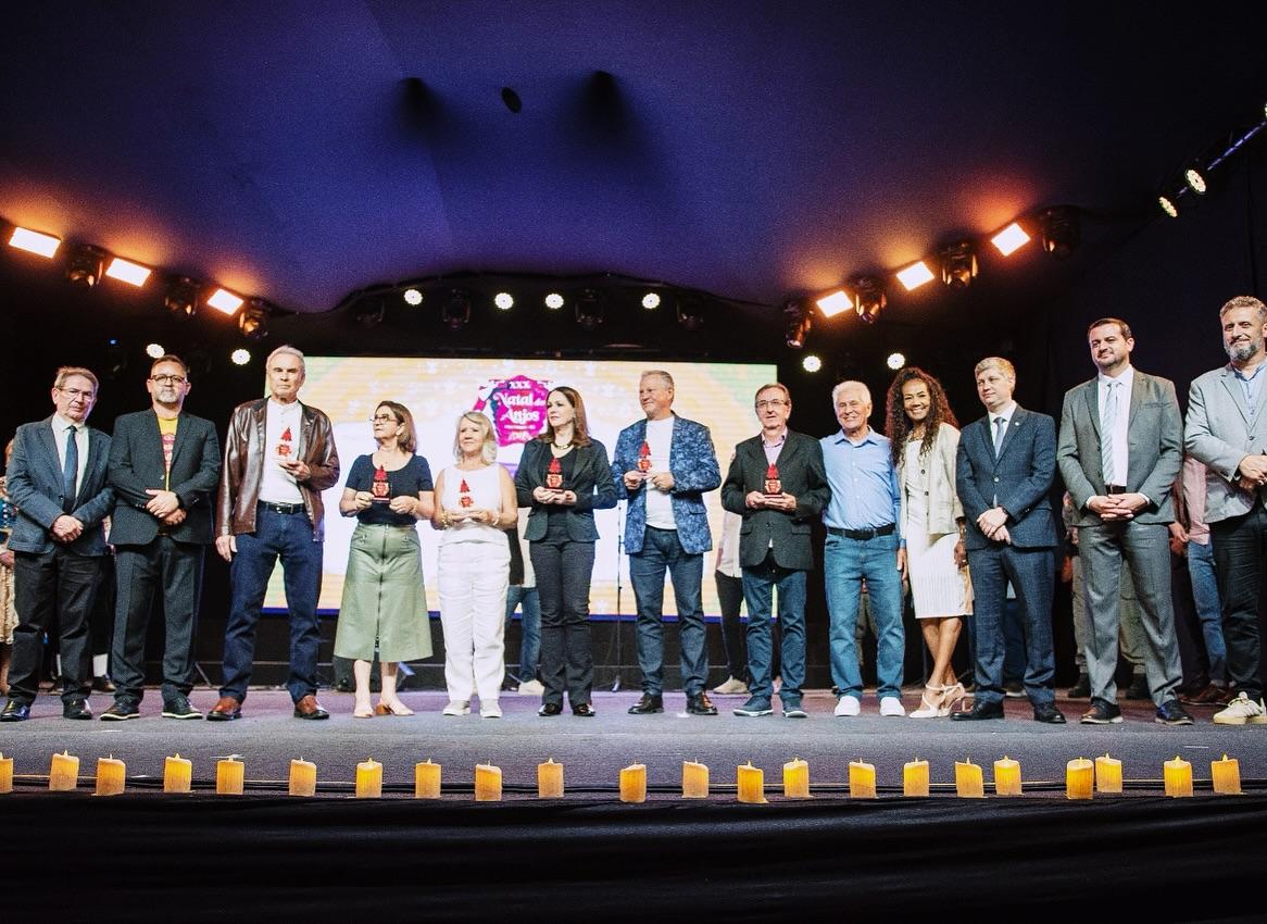 Idealizadores do Natal dos Anjos foram homenageados no palco