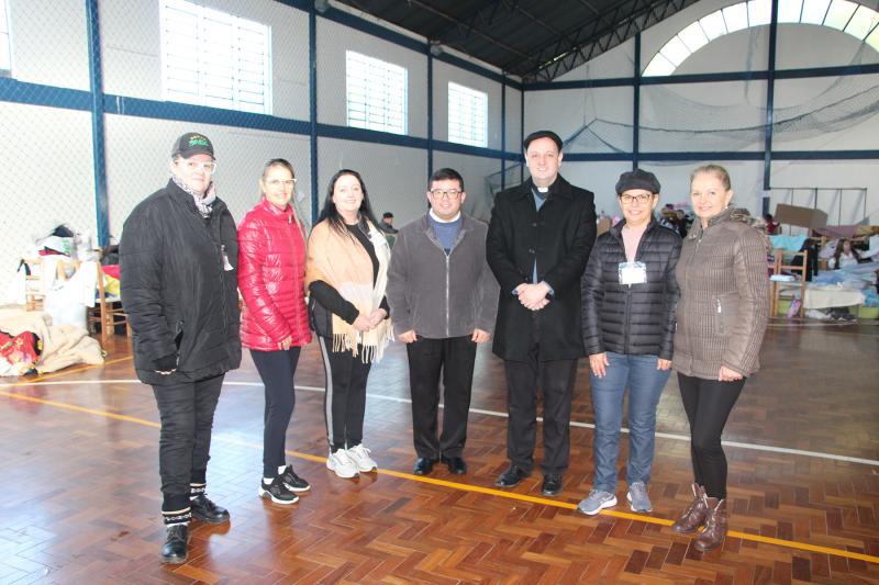 Voluntários ajudam no acolhimento às vítimas no seminário. Na foto, Márcia (segurança), Lívia, Patrícia, Padre Alex, Padre Ariel, Edileusa e Lorena