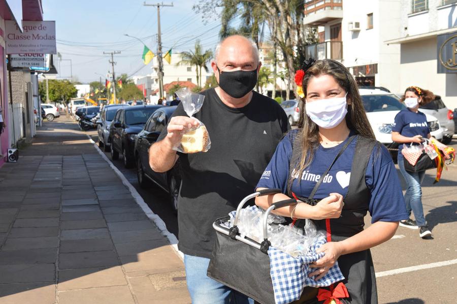 Imaculada distribuiu 250 fatias de cuca pelo Centro