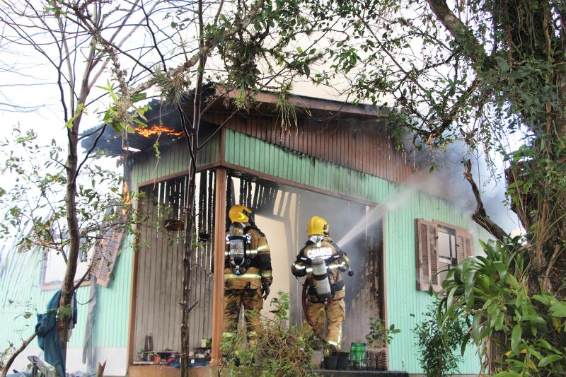 Bombeiros atuaram no combate às chamas