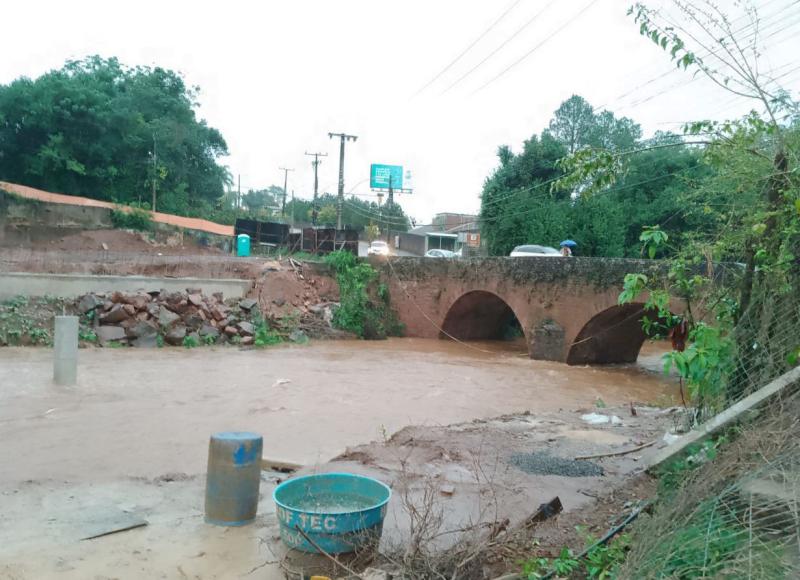 Volume do Arroio Feitoria subiu na área da Ponte de Pedra, no Vila Rosa