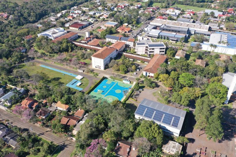 Campus amplo com acessibilidade e infraestrutura avaliada pelo MEC