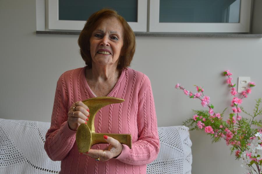 Instrumento que dona Lori usava para produzir sapatos em casa