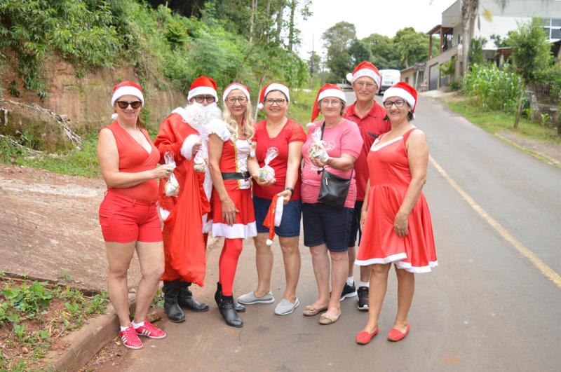 Integrantes do grupo de terceira idade Encosta da Serra levaram alegria às crianças do bairro São Miguel no dia 21 de dezembro