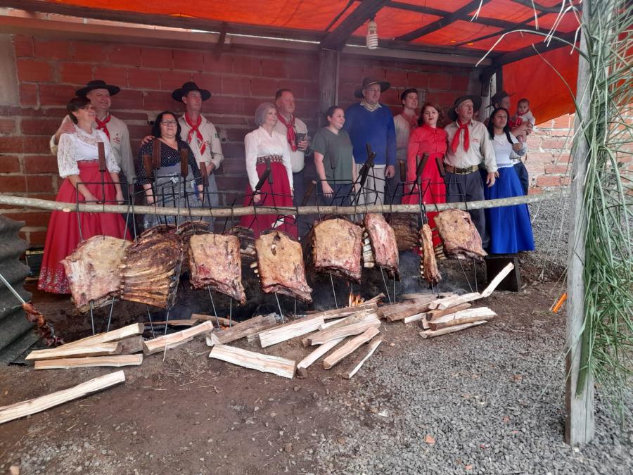 Integrantes dos Taura registrando os momentos que marcaram mais um ano de festejos farroupilhas