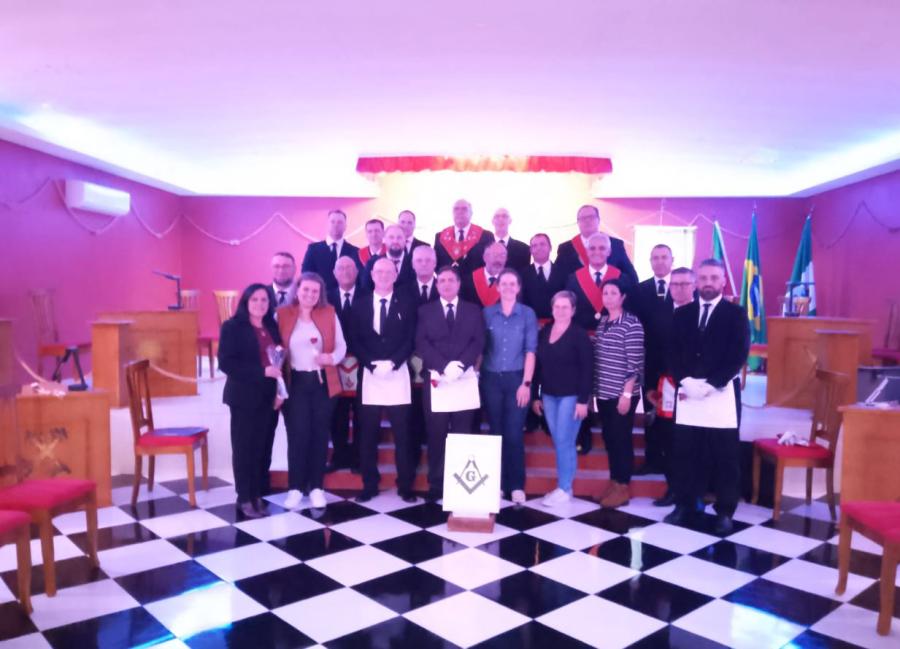 Irmãos da maçonaria com representantes das entidades