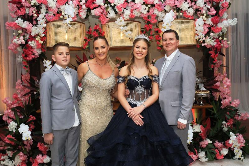 Isabelle Becker completou 15 anos no dia 5 de maio. A comemoração aconteceu no dia 9, no Clube 7 de Setembro. Na foto, com o irmão Nathan e os pais Danielle Tatiane Sturm e Alexander Cristiel Becker (Foto: Carine Traesel)