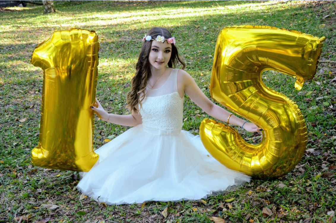 Isadora H. Schneider Salis completou 15 anos na terça-feira, dia 14 (Foto: Leni Giehl Fotografias)