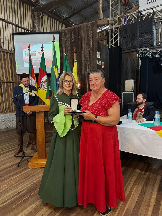 Isolde Ferreira Batista com a vereadora Celina