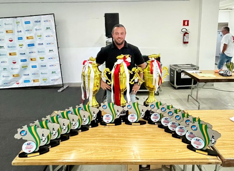 Ivan com os troféus dessa edição (Foto: Divulgação)