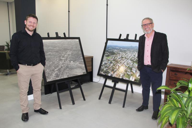Benno ao lado do pai Agostinho comemorando a inauguração da sala nova