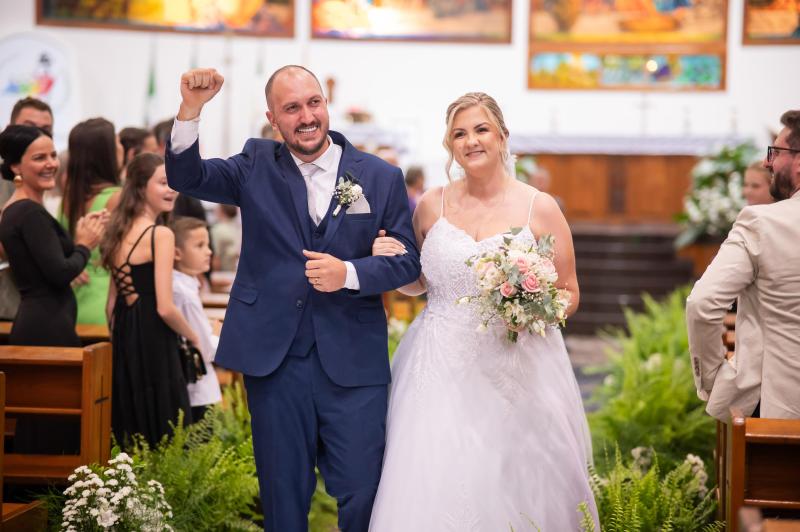Jardel Görgen e Jayne Büttenbender Görgen casaram no dia 22 de março na Igreja Matriz São Miguel (Foto: Brenda Altenhofen e Nicolas Kunkel)