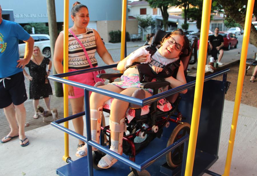 Jenifer, de 11 anos, inaugurou o brinquedo diante do olhar atento da mãe, Raquel