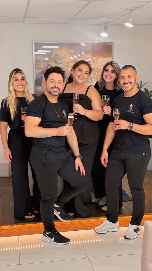 Jennifer Nunes, Fabian Santos, Daniele Aparecida, Suelen Santos e Rudinei Oliveira celebrando o aniversário de 4 anos do Espaço Fabian Santos