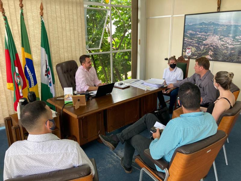 Jerri e Juarez receberam na quarta a visita do assessor do senador Luis Carlos Heinze (Foto: Divulgação / PMDI)