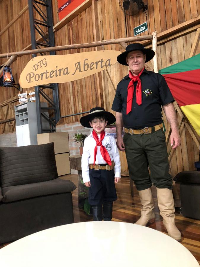 João Ademar Bieleski com o neto Bernardo