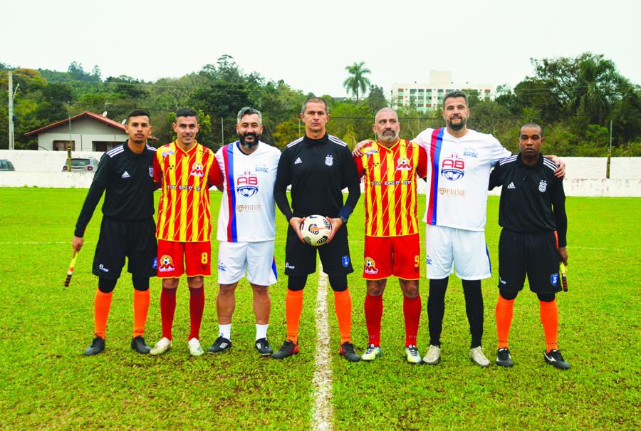 Jogadores ao lado da arbitragem, antes da partida