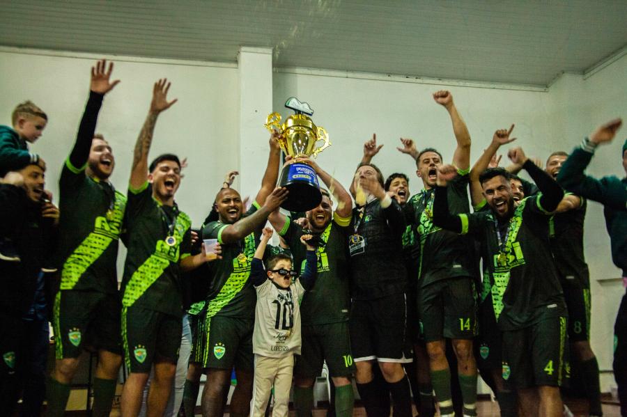 Jogadores do Green Brush comemoram o tri