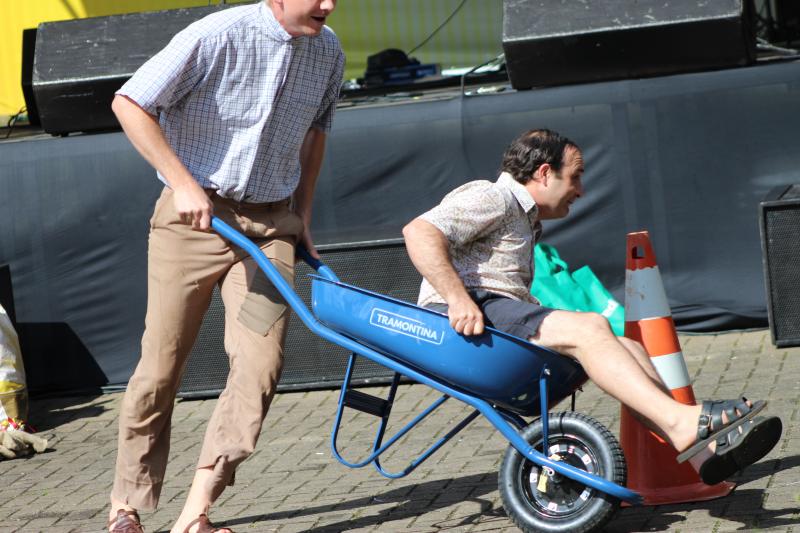 Corrida com carrinho de mão é uma das provas