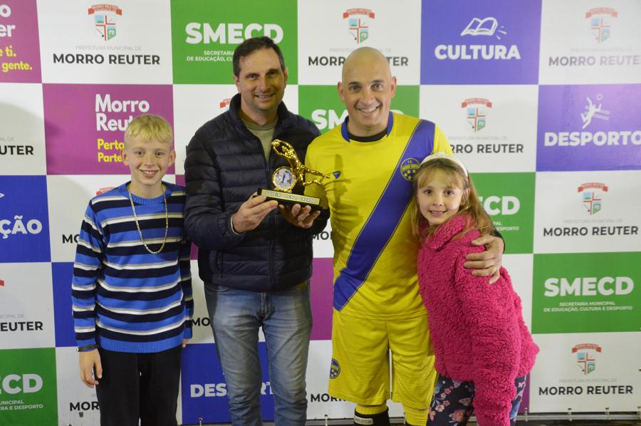 Jonada Schuck, do Removidos, recebeu o troféu de Goleiro Menos Vazado do vice-prefeito Airton Bohn