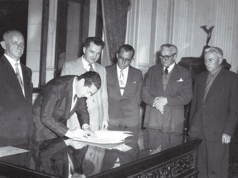 Em 1959, ele foi o Presidente da Comissão Emancipadora de Dois Irmãos. Na foto, é o 4º da esquerda para a direita, com Leonel Brizola assinando a emancipação