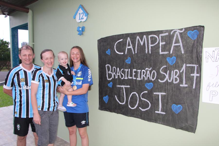 Josi com os pais Soili e Mano e o afilhado Gael
