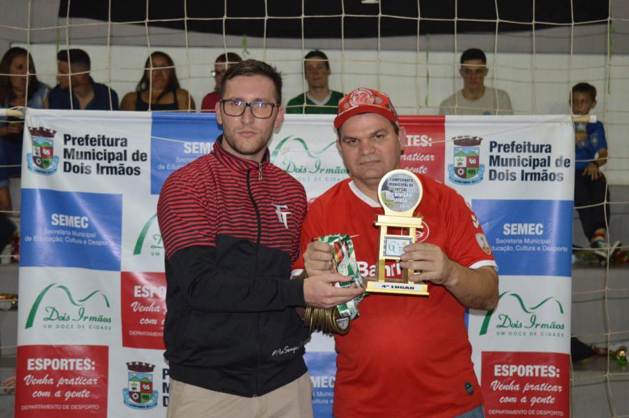 Juliano entregou para Chila, do Santa Catarina, o troféu de 4º lugar