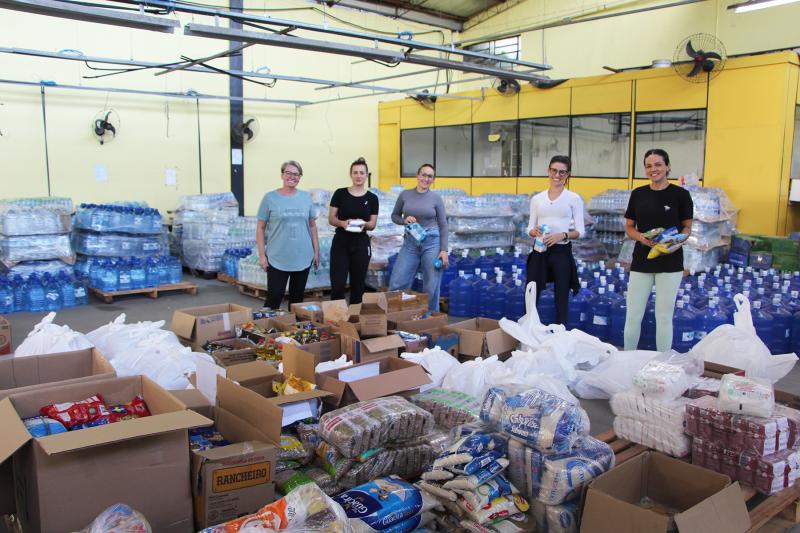 Voluntários seguem organizando e distribuindo doações. Atualmente, o grupo é formado por cerca de 15 pessoas