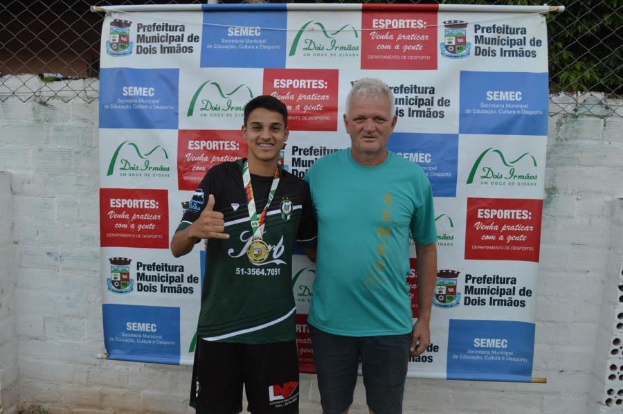 Kaue, eleito revelação do campeonato, foi premiado por Sérgio Kroetz