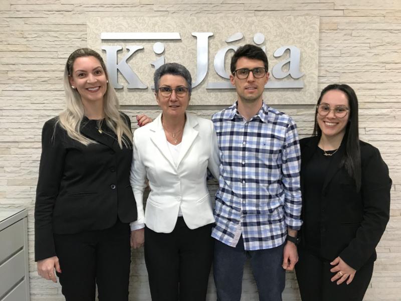 Ki-Jóia completou 32 anos no dia 24 de agosto. Na foto, a equipe formada por Fabrícia, Nilva, Lucas e Angélica